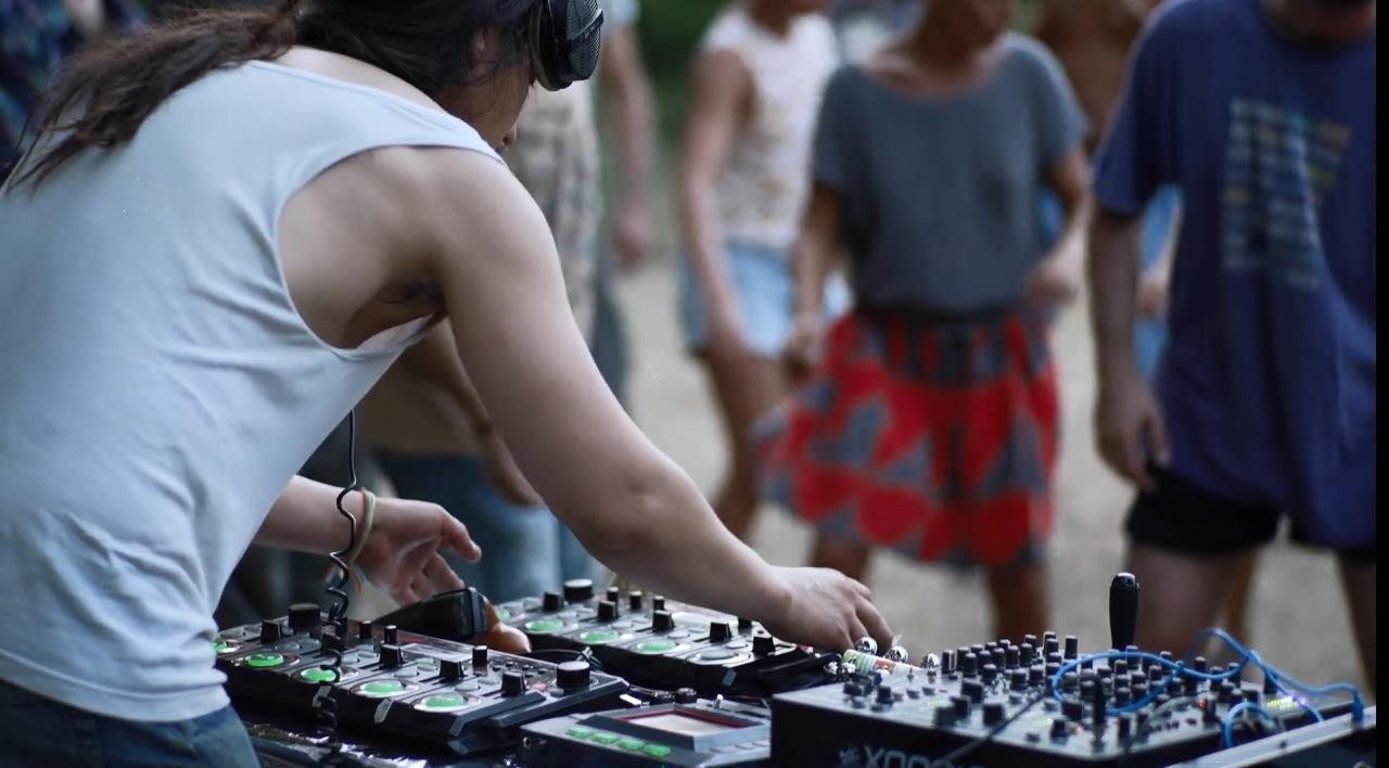 Re_Connection. Körper und Emotionen im politischen Handeln.