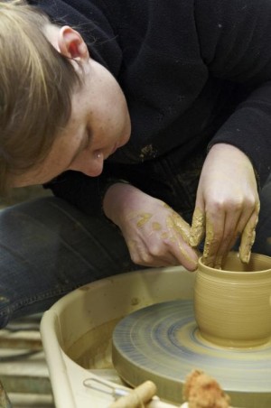 Drehen auf der Töpferscheibe nachmittags 2